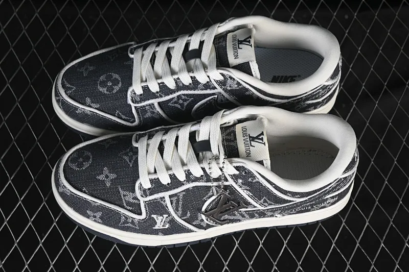All categories Nk SB Dunk Series Nk SB Dunk Low High-end customized low-top sneakers Nike SB Dunk Low LV co-branded white and dark blue denim High-end customized low-top casual sneakers SC0601-470